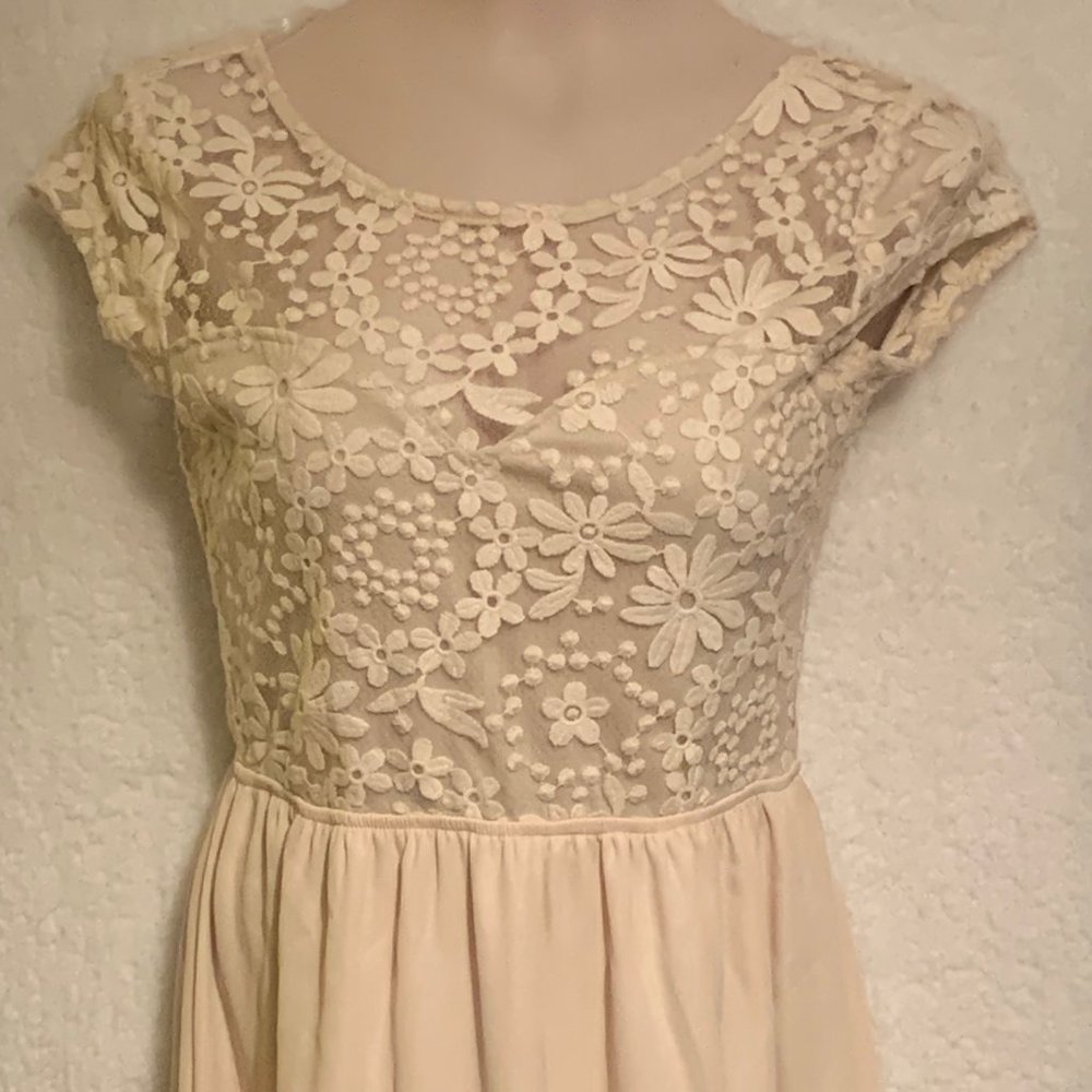 Women's cream WIndsor size Medium dress